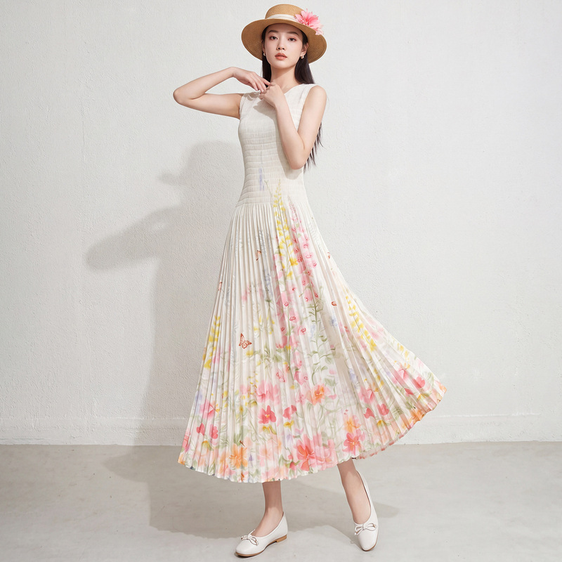 Gentle and atmospheric pleated dress, holiday-style watercolor floral print, pleated round neck, sleeveless, versatile and slimming long dress