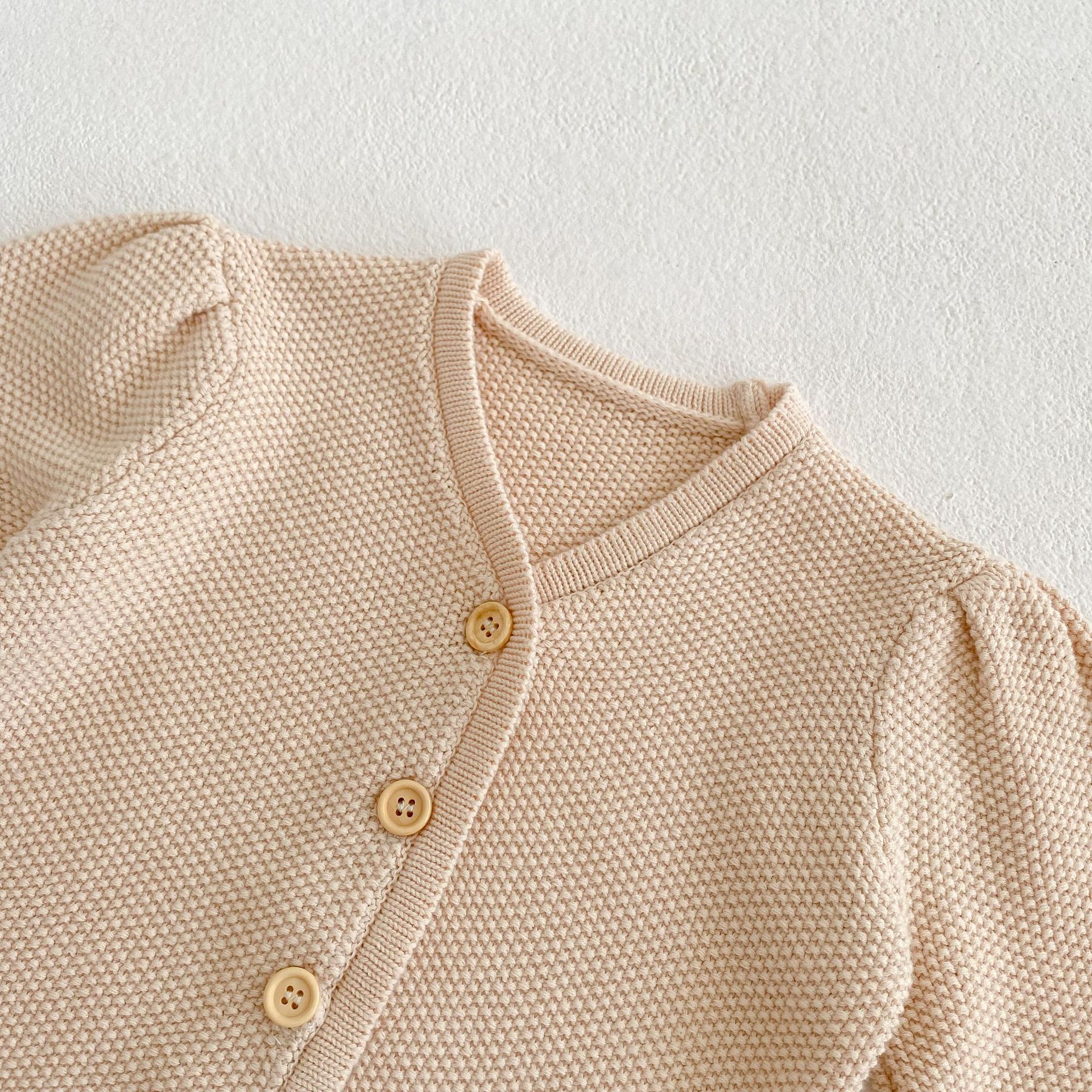 2024 Tavaszi Baba Férfi és Női Kötött V-nyakú Buborékos Ujjú Kabát Lámpás Rövidnadrág Két Részes Szett_voghion.com