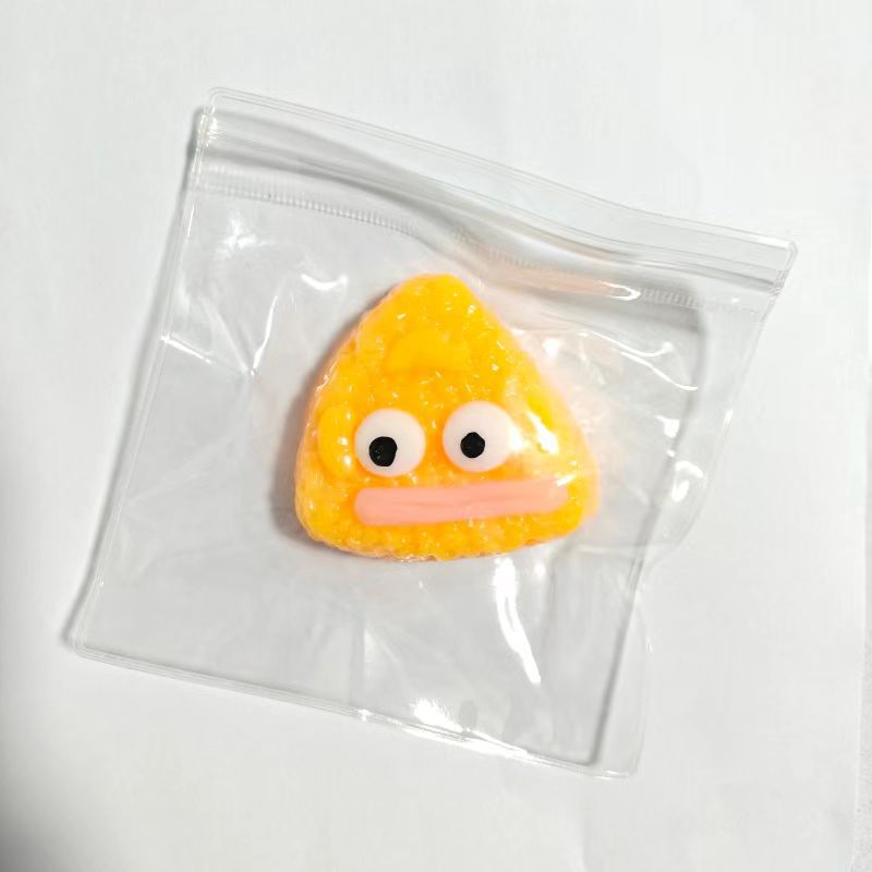 못생긴 물고기가 노란색을 꼬집는다