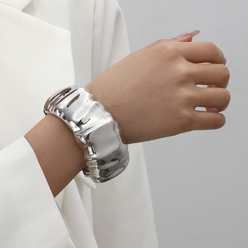 Joyería popular transfronteriza europea y americana, simple y moderna, pulsera de metal hueca de borde ancho, única y llamativa.