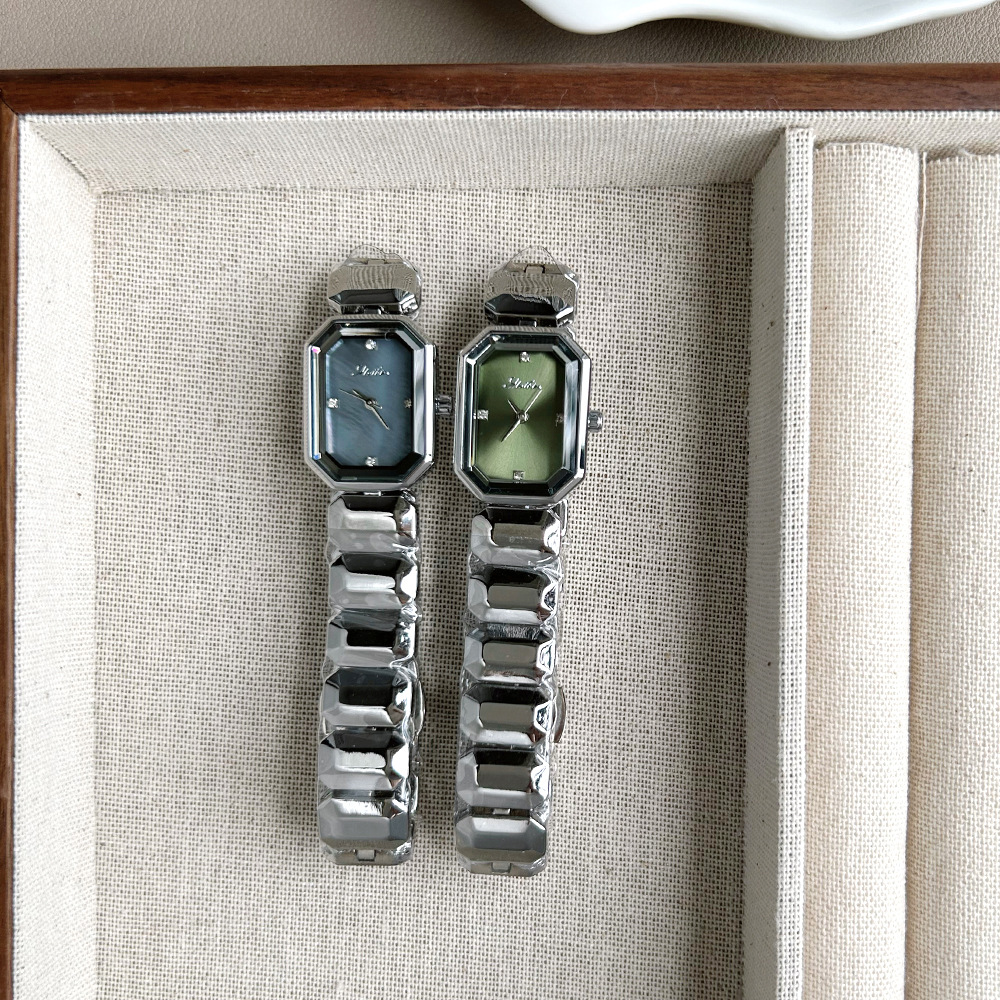 Nuovo orologio alla moda di alta qualità con cinturino in acciaio argentato e quadrante in madreperla a forma di cubo di zucchero_voghion.com