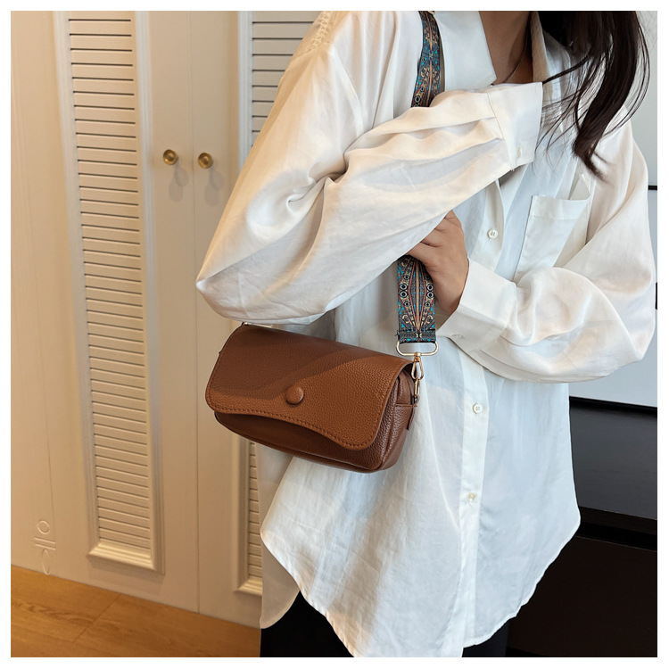 Women's Small Pu Leather Solid Color Vintage Style Square Magnetic Buckle Crossbody Bag display picture 6