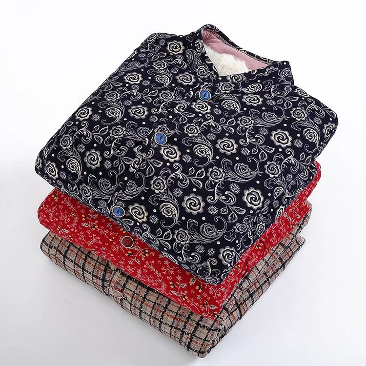 Мама носит бабушку в зимнем хлопковом пальто