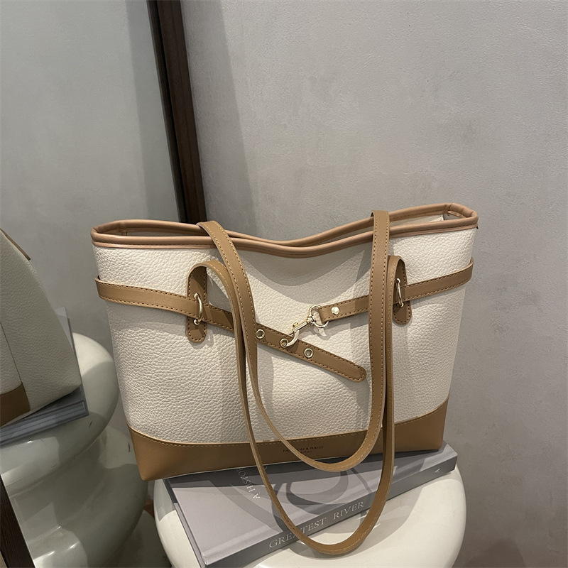 Bolsa de mano casual de gran capacidad para mujeres 2026 primavera nueva bolsa de hombro simple de color para trabajar bolsa de brazo