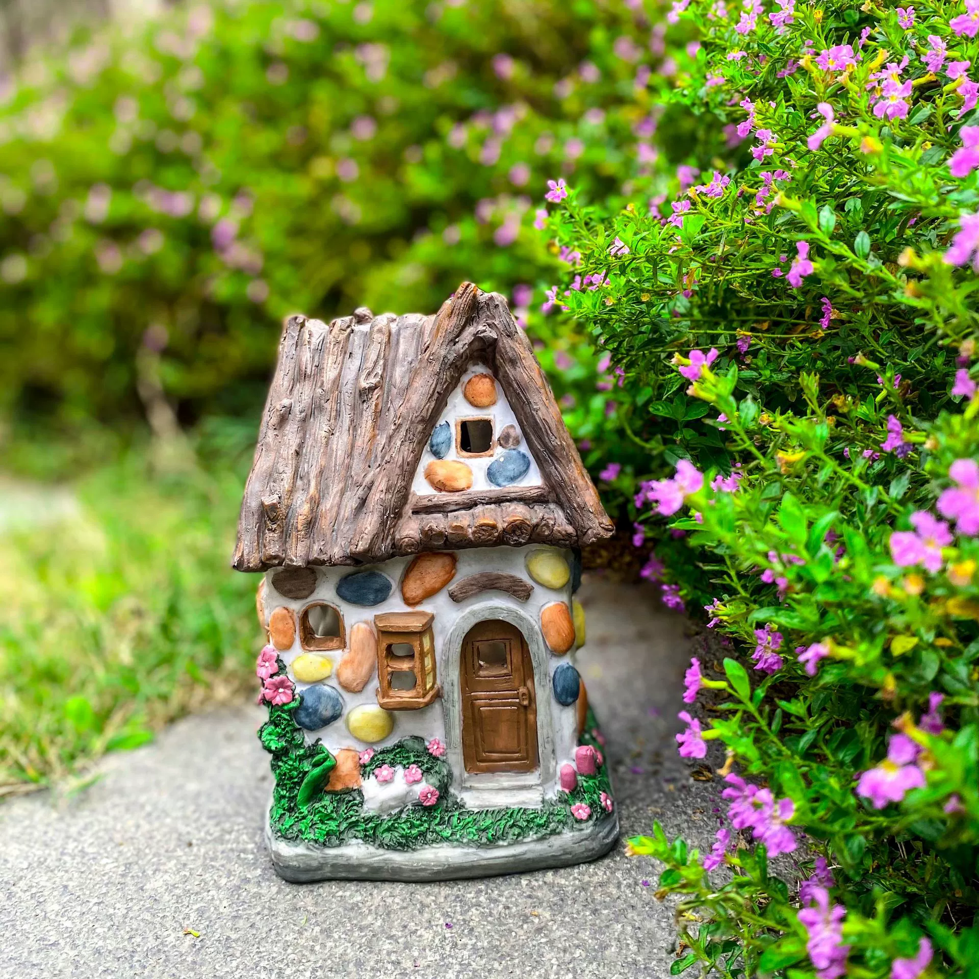 Cartoon travel bulb for gazebo solar-powered