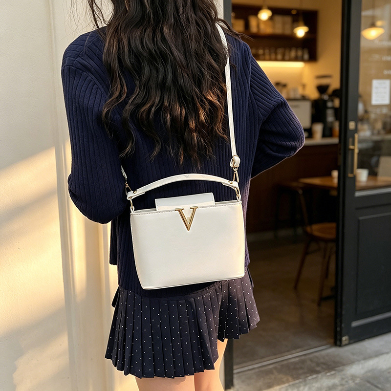 Bolsas transfronterizas para mujeres 2026 nueva moda en forma de V bolsas de cubo de atmósfera de gran capacidad de viaje al trabajo bolsas de hombro