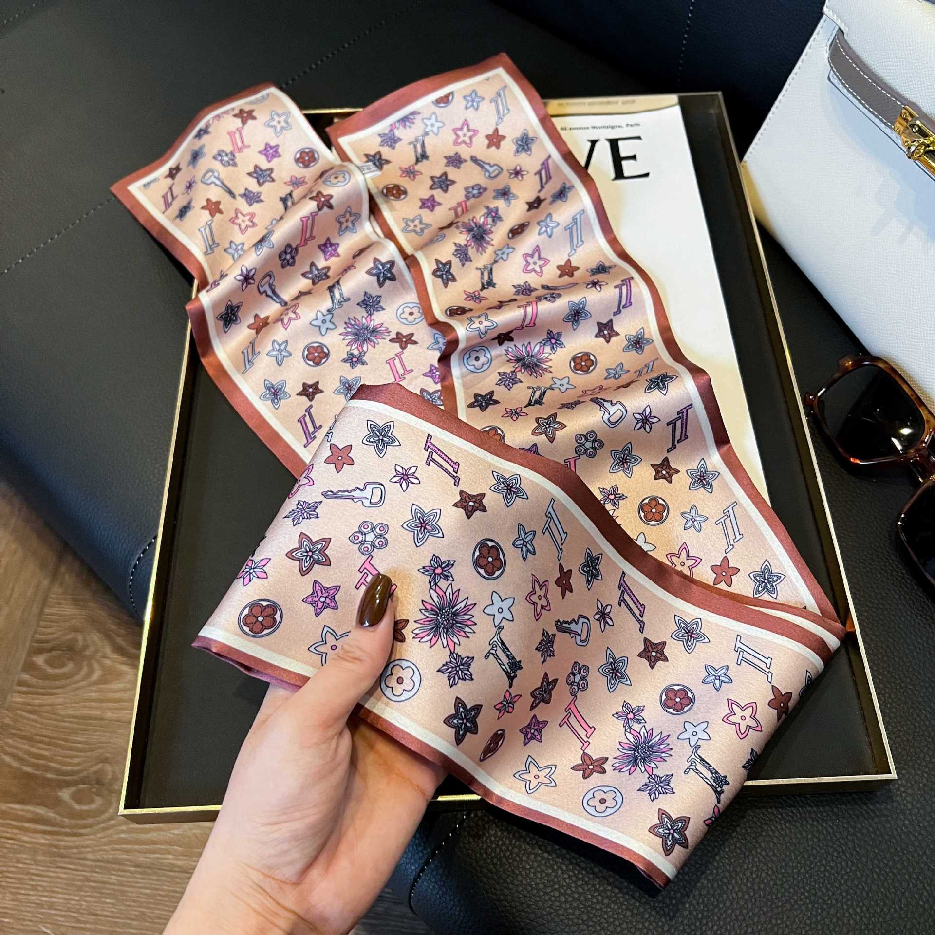 Nueva bufanda de seda pequeña banda larga estrecha para el cabello mujer estilo primavera y otoño moda madre bufanda estilo verano estilo fino serpentina bufanda al por mayor