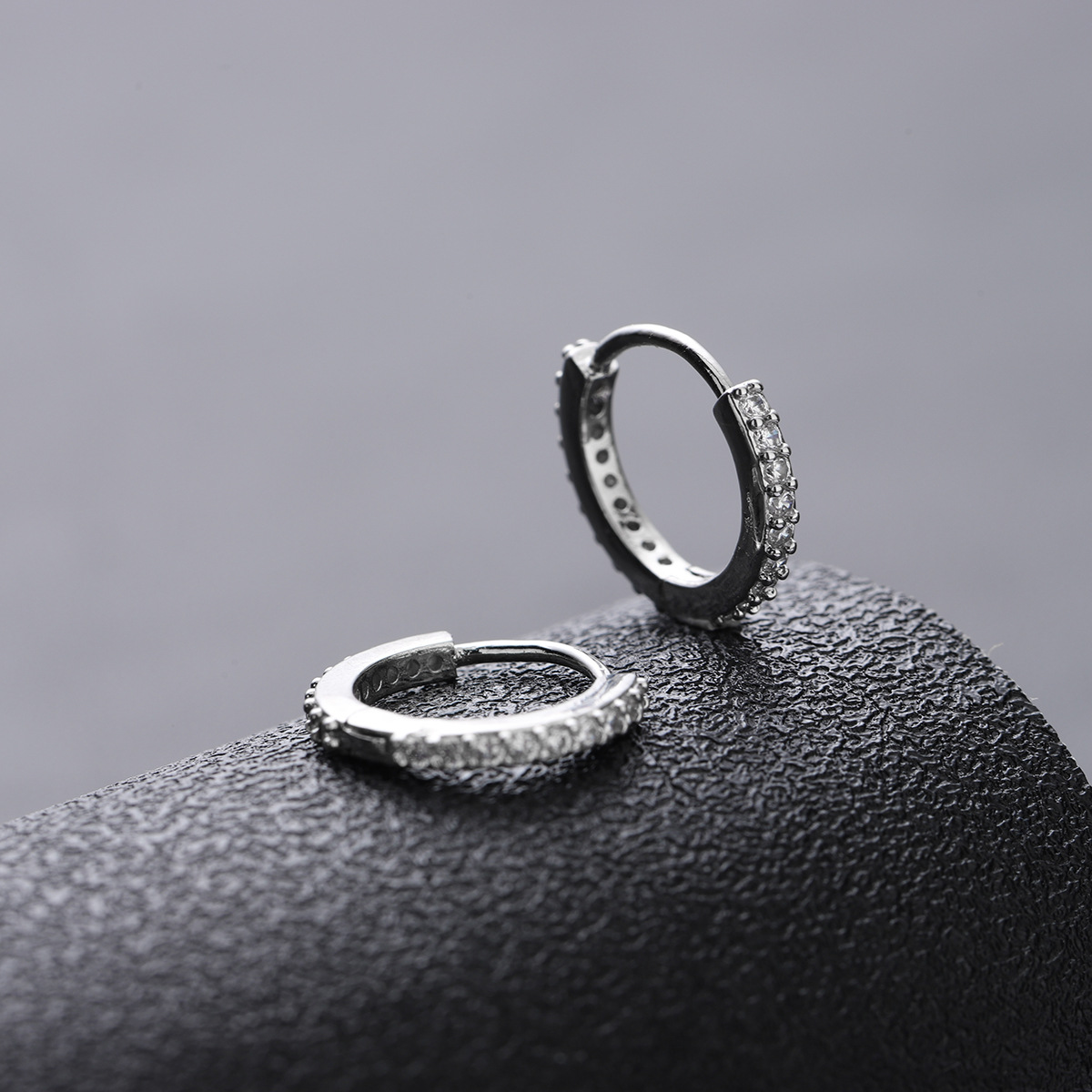 Full Diamond Plain Hoop Earrings For Men And Women Retro Style_voghion.com