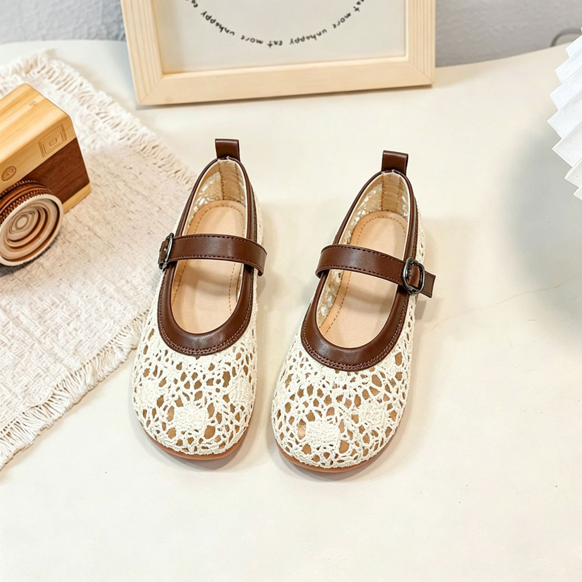 Zapatos de playa de moda de niñas versátiles 2026 verano nuevos zapatos casuales transpirables de malla para niños sandalias huecas