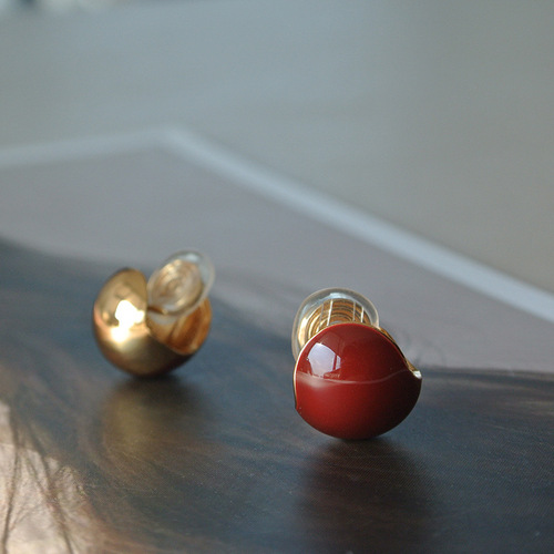Autumn and winter new style red small ball earrings wrapped around the earlobes and ear clips without piercings for women with mosquito coils, elegant and simple temperament