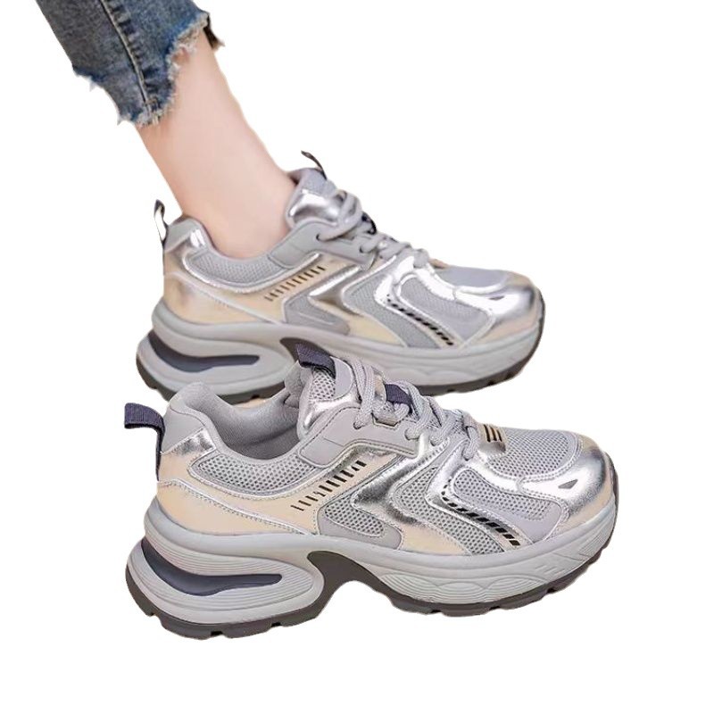Coreano de fondo grueso plateado zapatos para mujeres 2024 verano nuevo estilo versátil retro super hermoso zapatos deportivos casuales para niños
