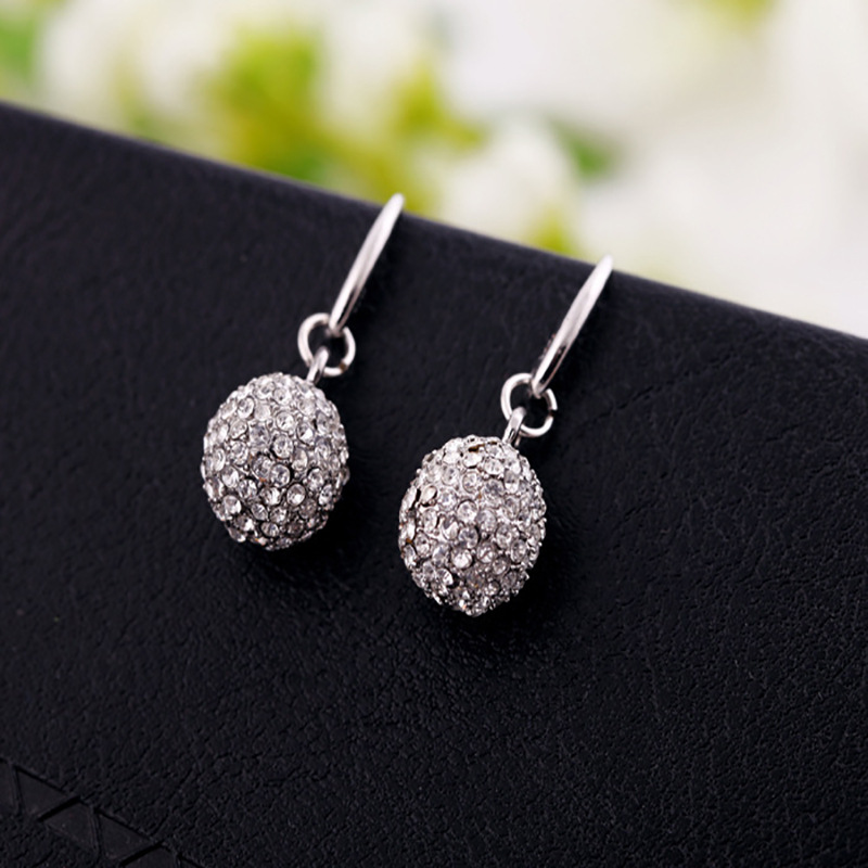 Boucles D&#39;oreilles Pompon Boule De Couleur Strass Incrusté De Mode En Gros Nihaojewelry display picture 2