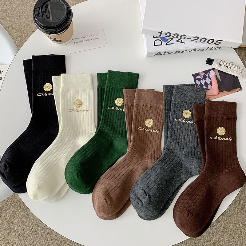 2025d Ins Hot Stamping Winter New Versatile Internet Celebrity Cotton Trendy Mid-Calf Socks_voghion.com