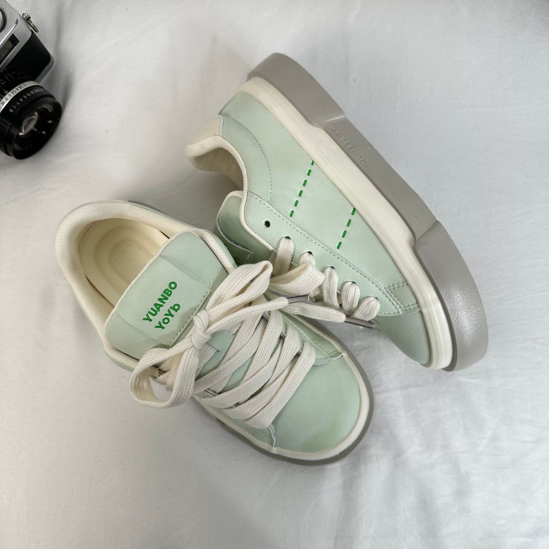 Yuanbo primavera y otoño 2025 zapatos de dopamina de mujer ins moda multifuncional super caliente zapatos de lona de diseño retro zapatos de skate casuales