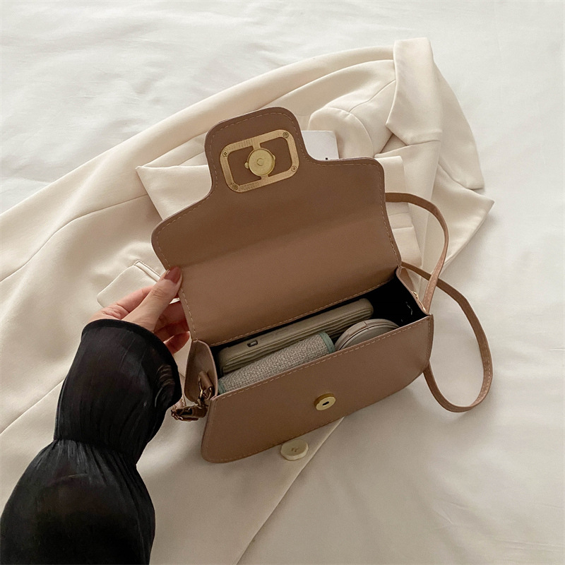 Textura de alta calidad Cadena de gas extranjero Bolso de locomotora de charol Mujer 2024 Nuevo nicho Bolso cuadrado pequeño de mensajero de un solo hombro