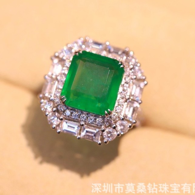 The new 18K gold emerald ring on the heart is so attractive to young…