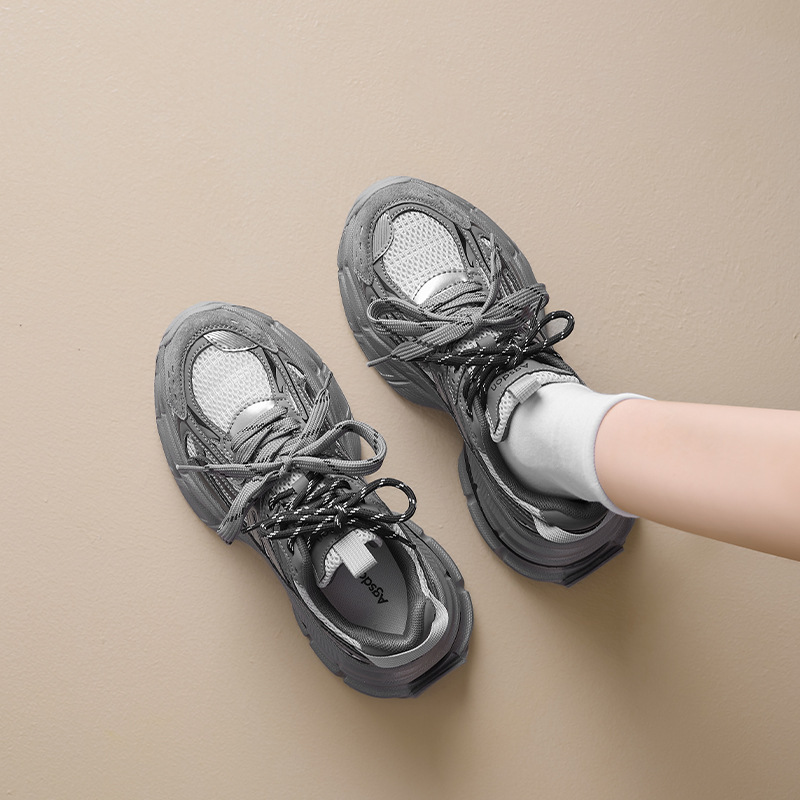 Zapatos grises para mujeres de verano de 2025, nuevas zapatillas deportivas de suela gruesa para mostrar los pies pequeños zapatos de carrera casuales