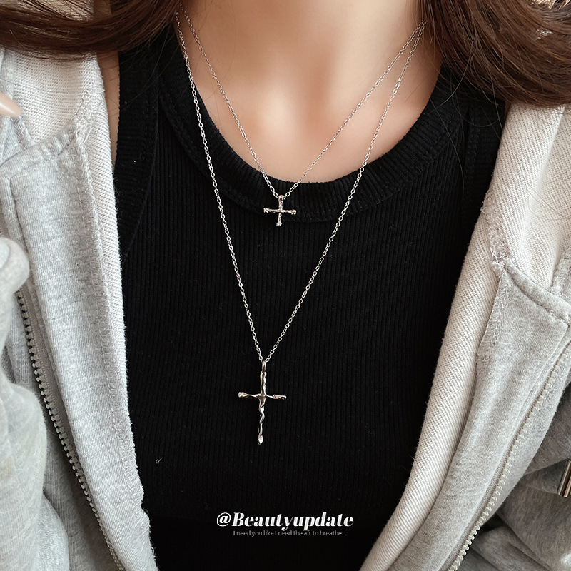Collar cruzado de cruz de metal europeo y americano, cadena de suéter simple de nicho, joyería de moda de alta gama femenina