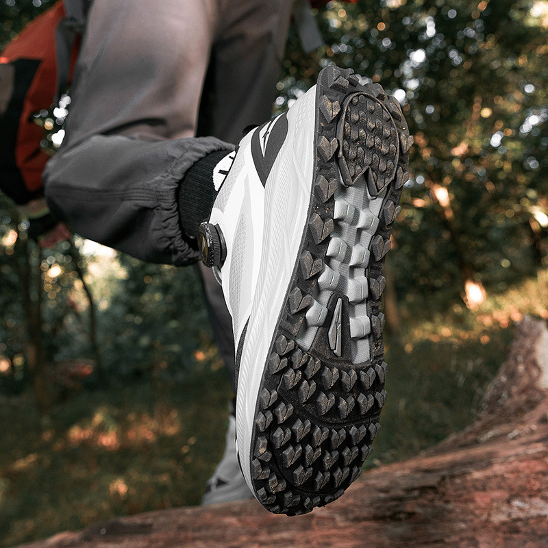 2025 nuevos zapatos de senderismo profesionales al aire libre para hombres y mujeres Quanzhou zapatos deportivos antideslizantes de senderismo transpirables de montaña zapatos de carrera de fondo