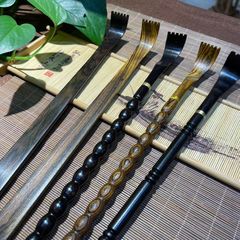 鶏の羽の木の赤い花梨の木の老人は楽々としている檀木を掻いて、かゆみを求めずに背中をつかんでマッサージします。
