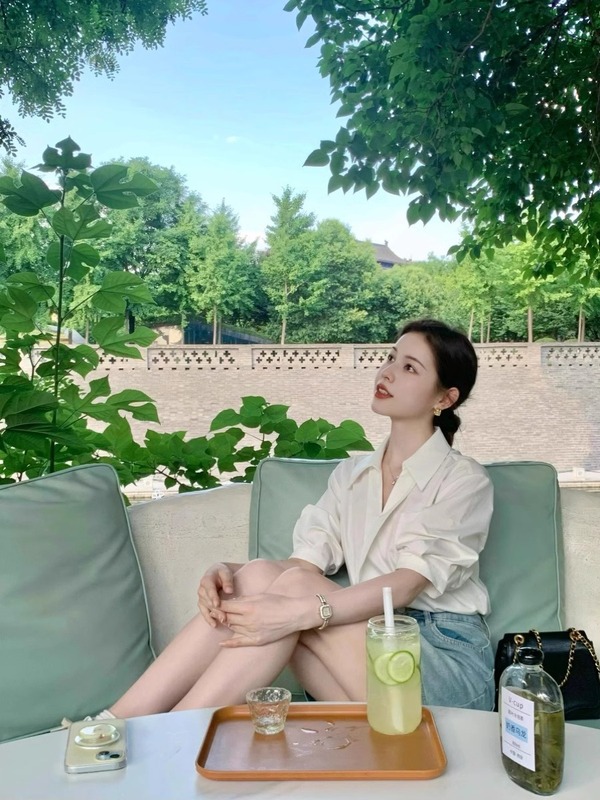 フランスの高級白Vネック半袖シャツ、女性用夏ニッチデザイン、シックで美しい気質のラペルシャツ|undefined