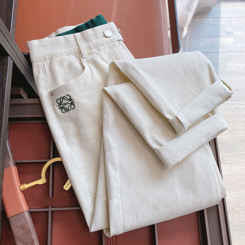 The Store's Little White Cow! It Was Instantly Captivated by the Aura of the 2025 Spring and Autumn Collection. Bloggers Are Super Fond of White Casual Denim Pants for Women