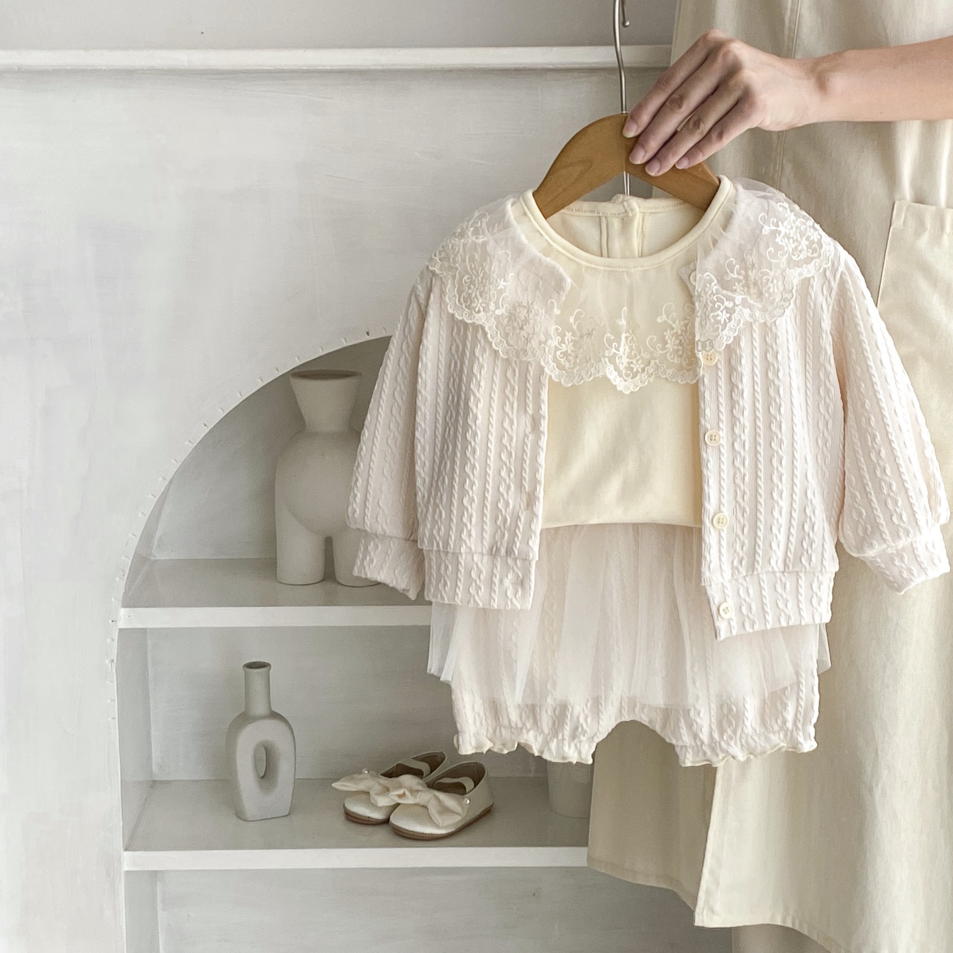 Jesenski set od tri dijela za djevojčice 2024. s čipkastom majicom s ovratnikom, mrežastim hlačama i jednobojnim žakard kaputom, Taken_voghion.com