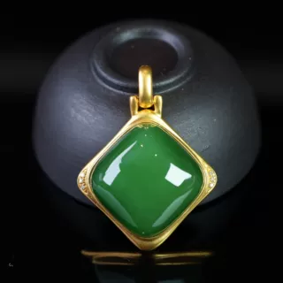 福贝钻珠宝【18K金伴钻镶和田碧玉方形吊坠】整体尺寸约20*26.5mm