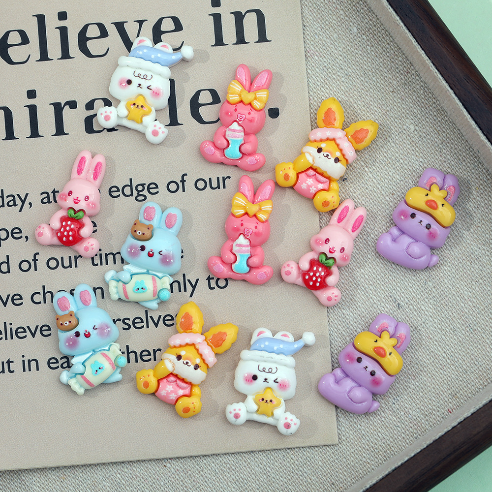 Sombreros de Navidad de dibujos animados accesorios de resina de conejo diy lindos toques de cabeza de conejo de strawberry, llaveros de caso de teléfono móvil y otros materiales