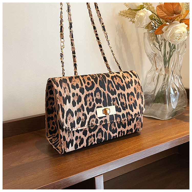 Streetwear Style Women's Small Pu Leather Leopard Streetwear Sewing Thread Square Flip Cover Shoulder Bag