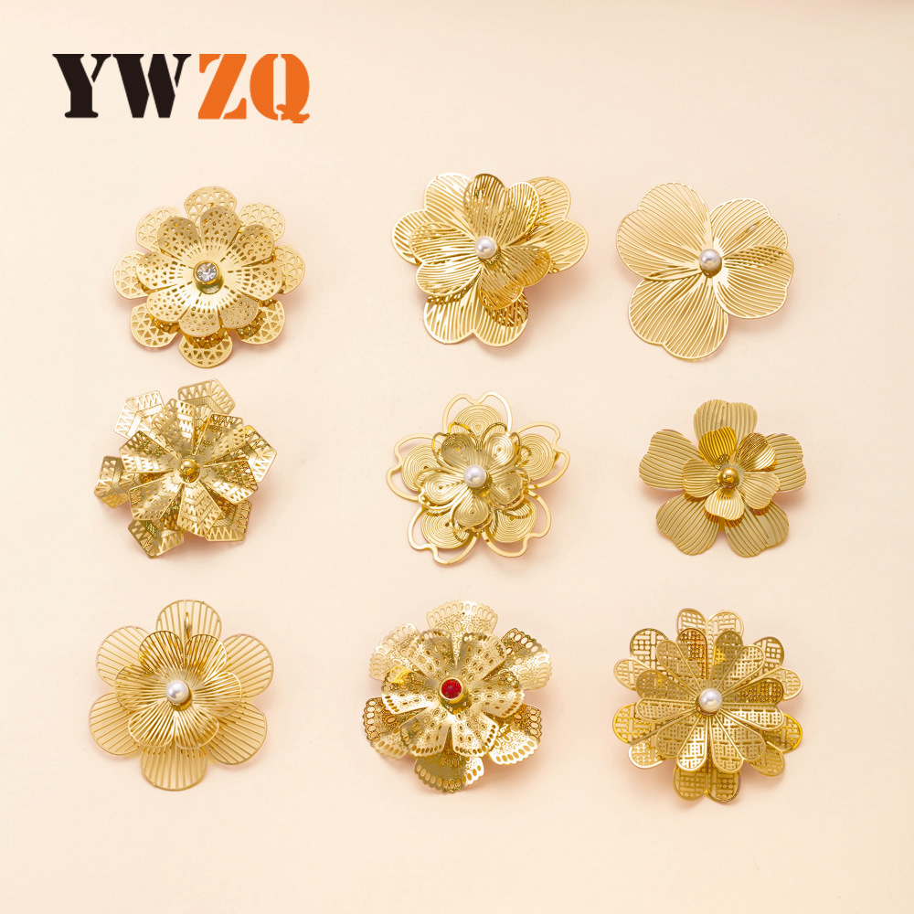 Colgante único Venta caliente europea y americana joyería de acero inoxidable hueca flor multicapa joyería de bricolaje retro accesorios chapados en oro de 18k