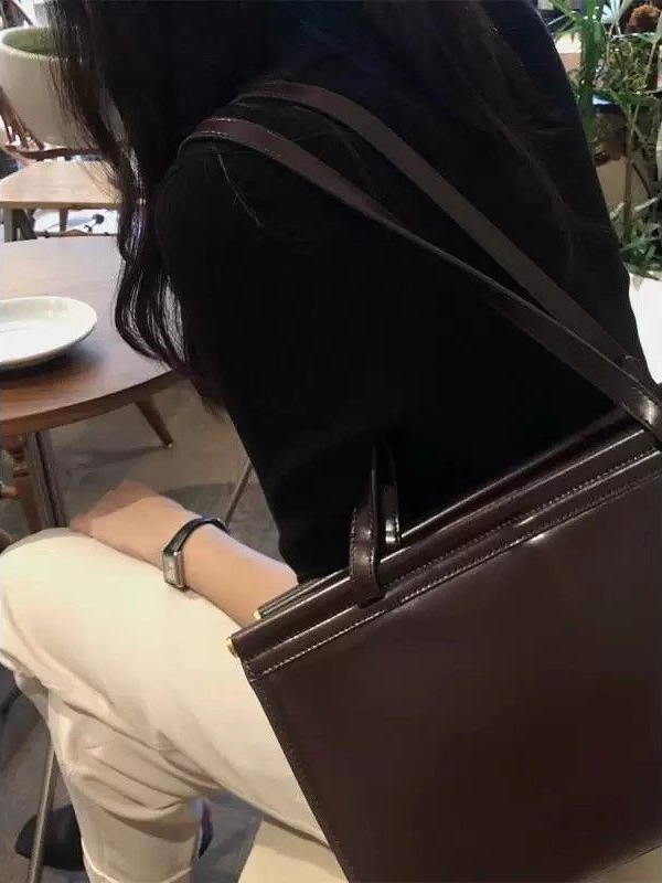 黒の右肩ポロカラー半袖Tシャツレディース夏の新しいデザインニッチハイエンド香港スタイルシックなトップ|undefined