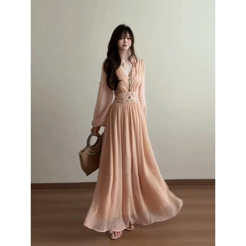 French-style retro, heavily embellished with rhinestones, V-neck dress for women, new early autumn collection, figure-flattering, elegant, and perfect for a vacation French-style retro, heavily embellished with rhinestones, V-neck dress for women, new early autumn collection, figure-flattering, elegant, and perfect for a vacation