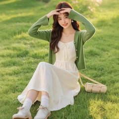 春の服と森系のセットを合わせて、名媛気質の緑のニットカーディガンを着ます。