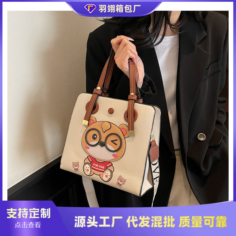 Bolso Tote transfronterizo para mujer de gran capacidad 2025 nuevo bolso bandolera de banda ancha salvaje de verano bolso de clase portátil de ocio