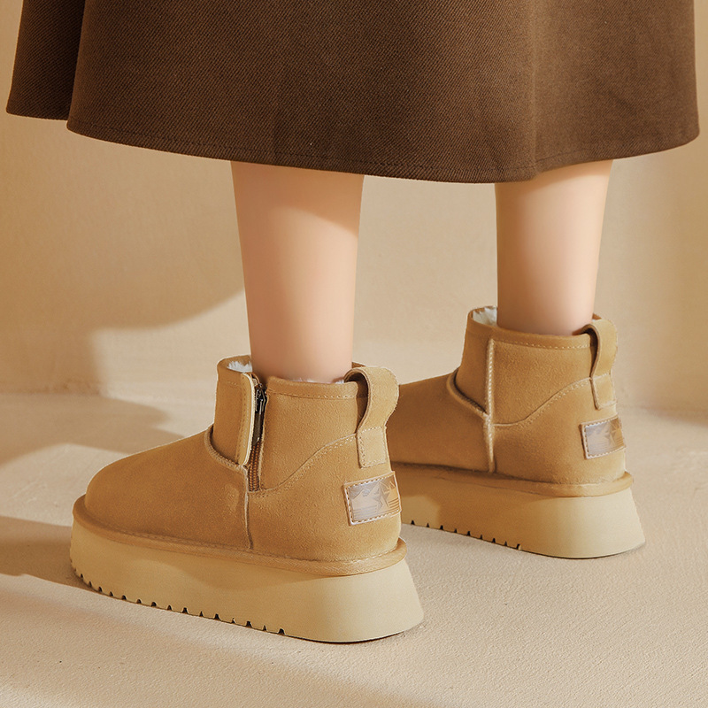 Botas de nieve de fondo grueso para mujeres en invierno de 2025 nuevos zapatos de algodón grueso de lana clásica botas cortas de lana