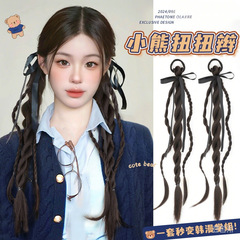 かつらのお下げの子供は自然にバレエ風の双麻花の熊のリボンをシミュレーションしてお下げの新しい中国式のかつらのポニーテールをねじります。