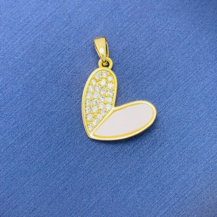 百種類のペンダントは心のままにファッションの経典を配合します。カップルの美しいペンダントは親友のアクセサリーを送ります。