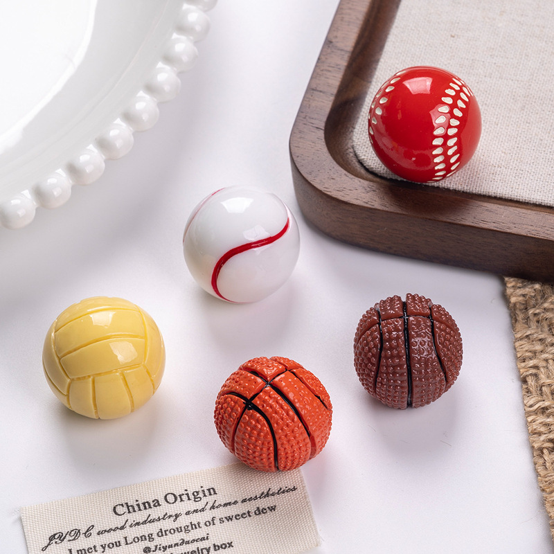 Resin Small Ornaments, Three-Dimensional Ball-Shaped Basketball and Football Ornaments, Keychain Pendants, World Cup Souvenirs, Pendants