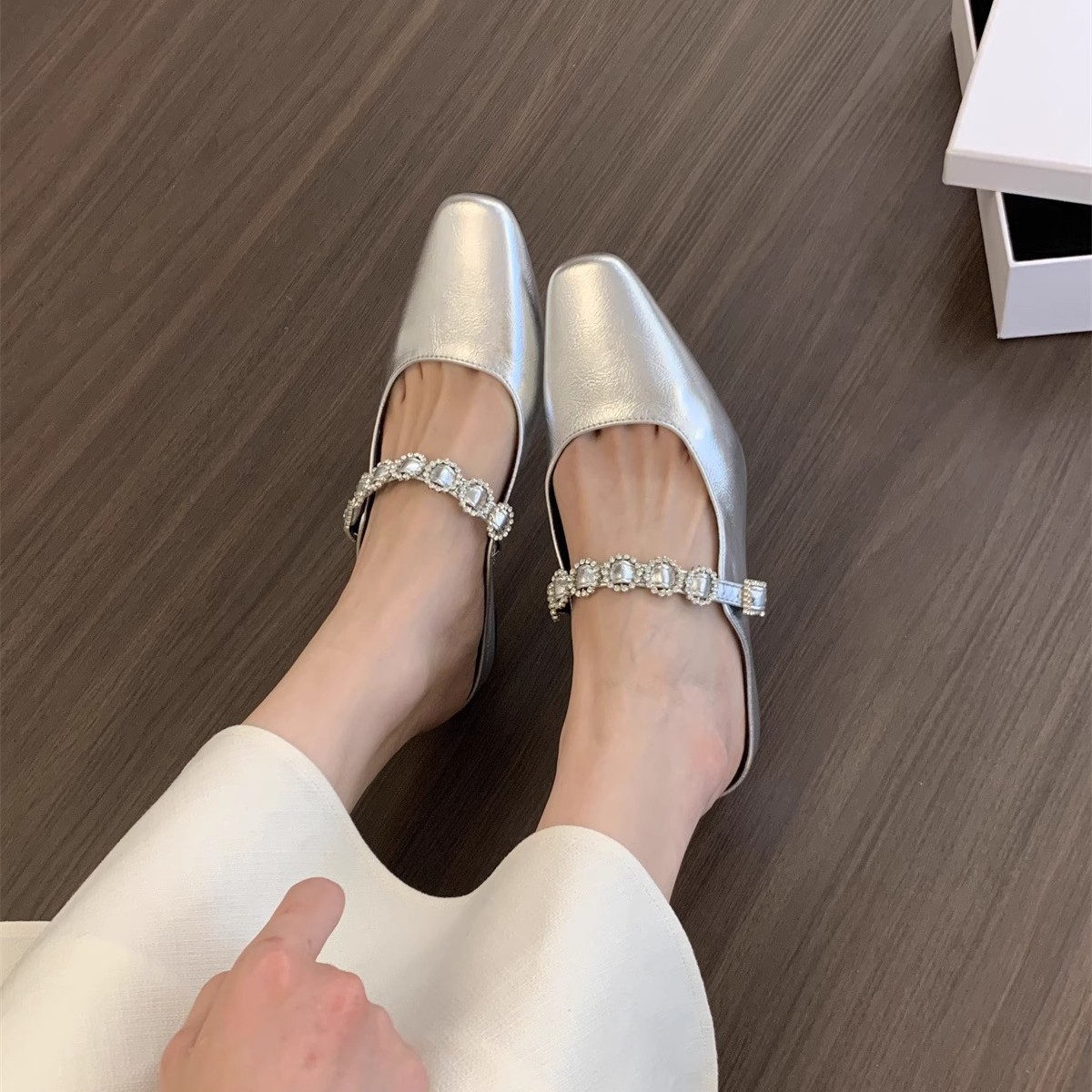 Temperamento plata puntera media pantuflas mujeres que usan primavera y verano noche francesa estilo hada sandalias suela gruesa zapatos Mary Jane