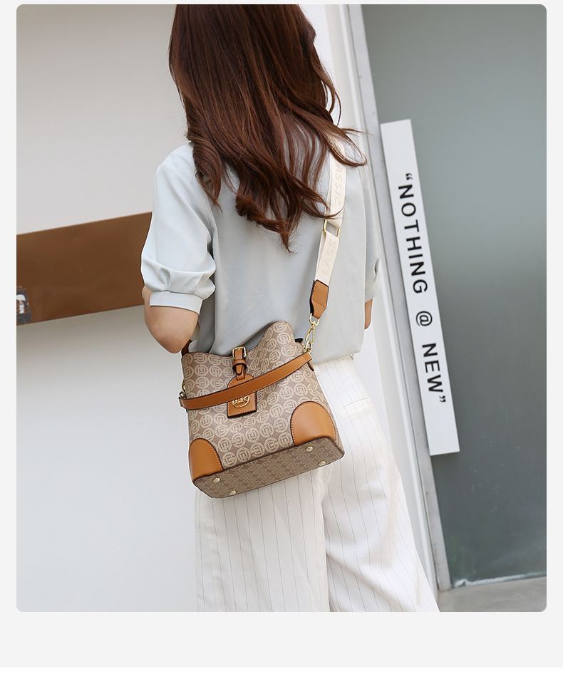 2023 Autumn New Live Broadcast Good Style Printed Large Capacity Bucket Bag Women's PU Contrast Color Wide Shoulder Strap Crossbody Bag_voghion.com