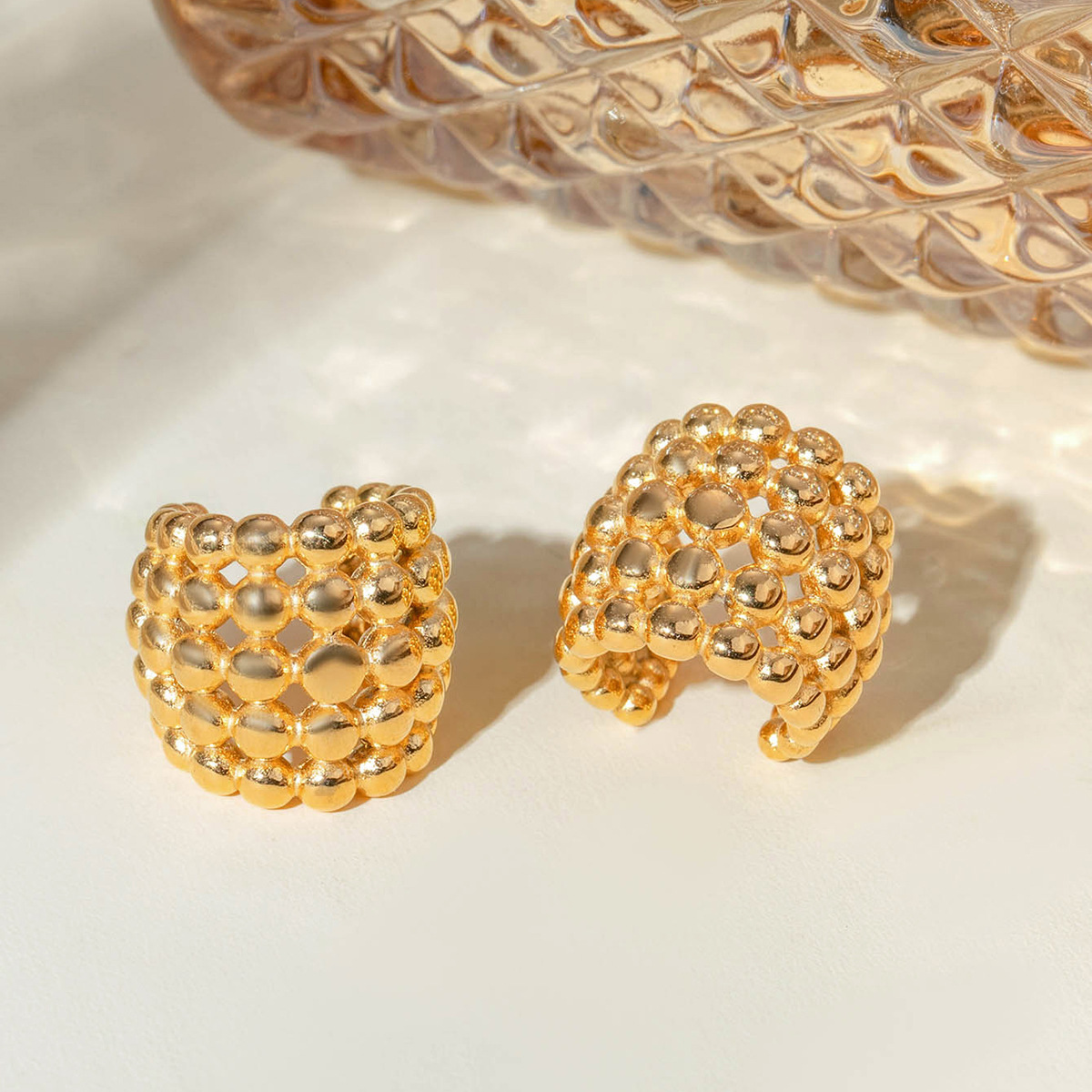 Europa y los Estados Unidos transfronterizos en el viento simple de moda pequeña fresca 18k de oro acero inoxidable acero brillante en forma de panal de orejas orejas