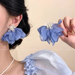 春の清新なシフォン真珠の花のイヤリングの女性の海辺のリゾート風は精巧で高級感があります。