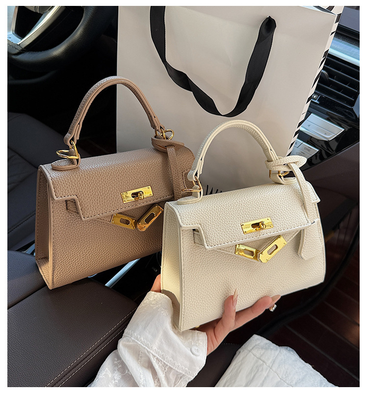 This year, a new women's casual summer single-shoulder crossbody bag with a niche design is in vogue. The hand-held small square bag is popular full figure