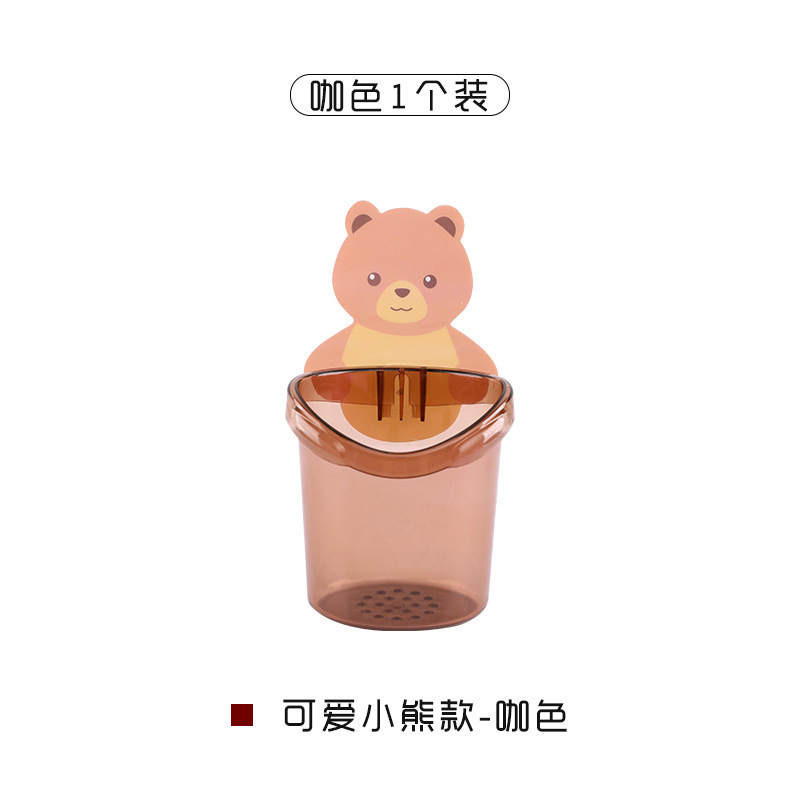熊の洗面コップの浴室の壁に壁を貼って抱っこします。|undefined
