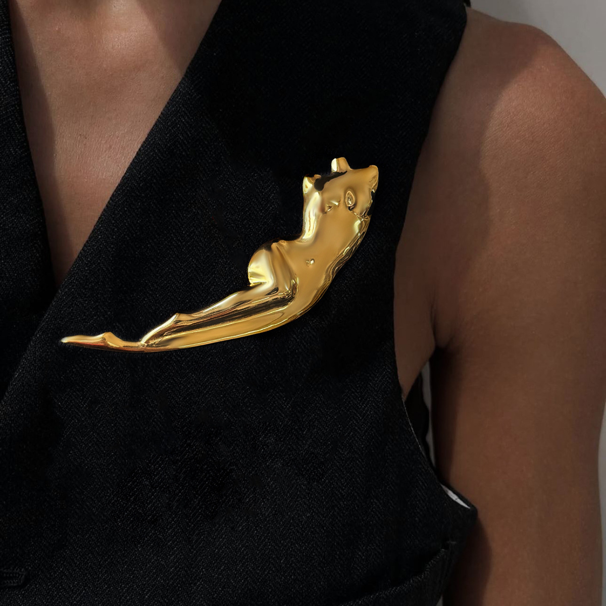 Zx0035 Stainless Steel Glossy Human Sculpture Full Body Brooch for Women, Accessible Luxury Niche High-End Suit Pin