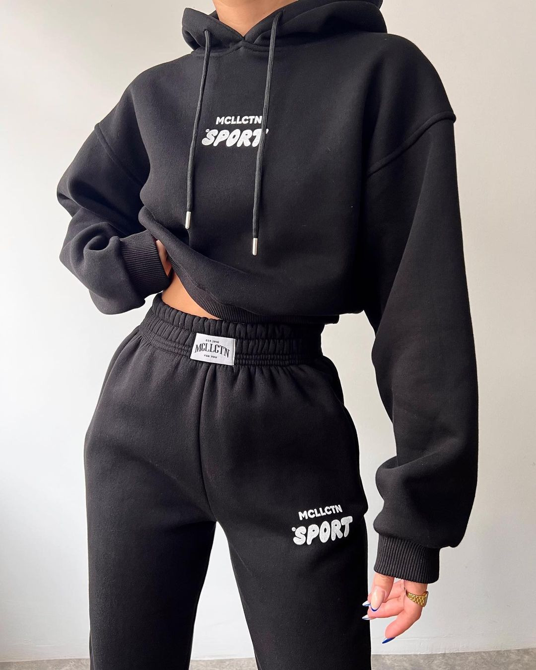 2024 Herbst/Winter neues lässiges Plüsch-Langarm-Kapuzenpullover- und Hosen-Set mit bedrucktem Kapuzenpullover_voghion.com