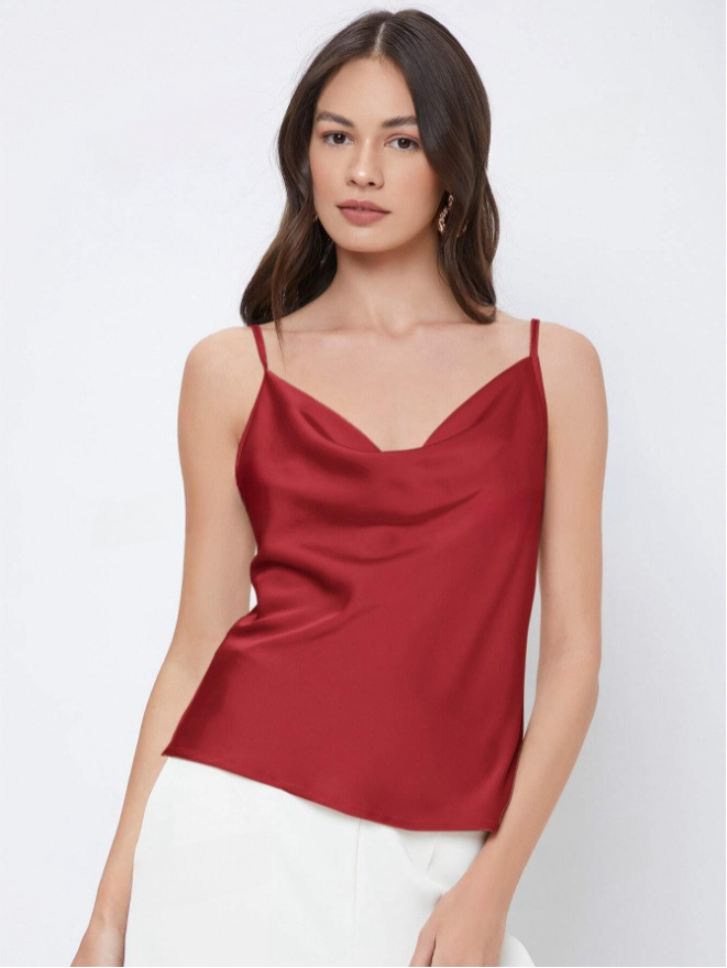 Camisola de satén de seda de imitación en el interior del traje