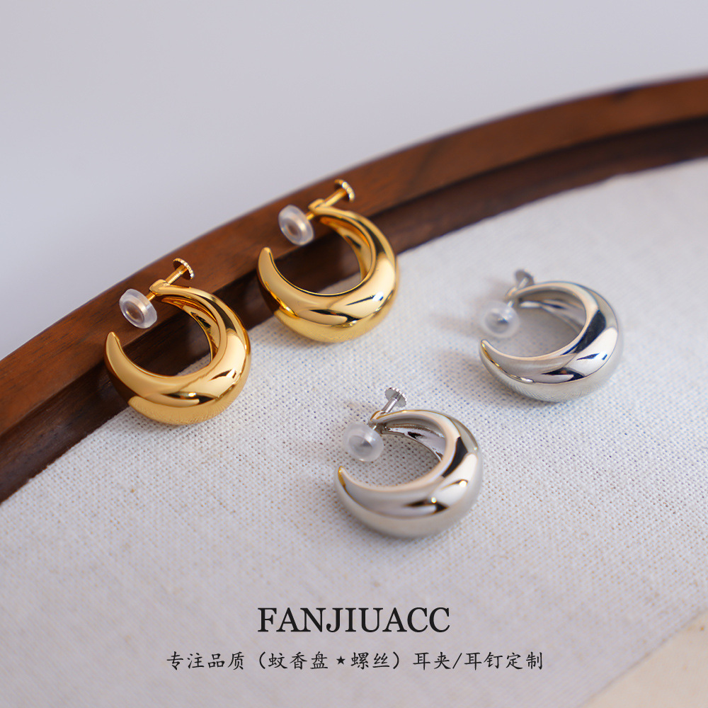 One-piece spiral earrings for women, high-end European and American metallic crescent hoop ear clips, non-pierced earrings with a high-end feel