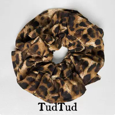TudTud Classic Leopard Print Chiffon Handmade Scrunchie! A hair accessory with a mature and sassy vibe, embodying the old money style (Saç üçün rezinlər) - leopard-print-hair-tie